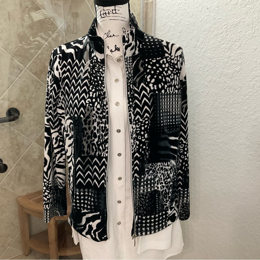 83- Onque Casual Size PM, Black & White Soft Jacket. Like New. Cotton Blend.